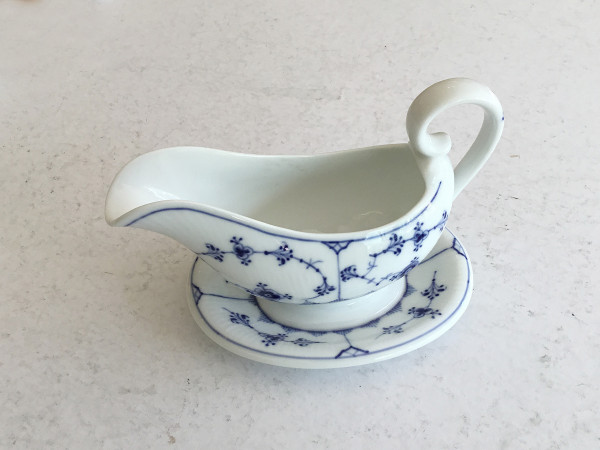 Musselmalet / Blue Fluted: Sauciere, ovale Form mit Henkel und Untersatz