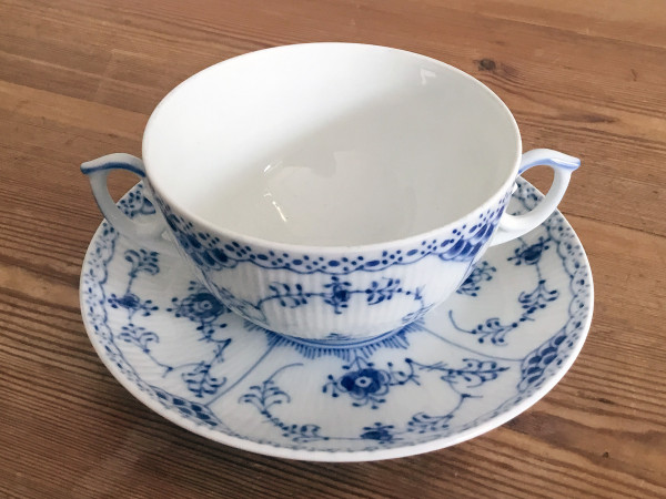 Halbspitze / Half Lace: Suppentasse mit Untertasse