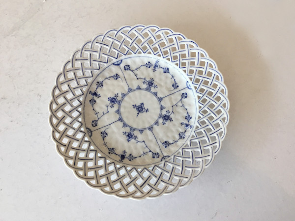 Vollspitze / Full Lace: Teller mit Korbrand, 23,5 cm - Antikes Einzelstück