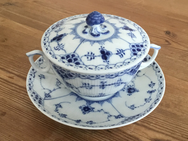 Halbspitze / Half Lace: Suppentasse mit Deckel, mit Untertasse