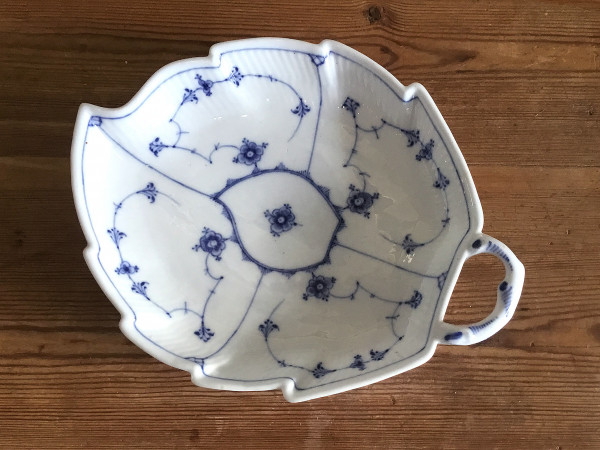 Musselmalet / Blue Fluted: Schale, Blattform, antikes Einzelstück
