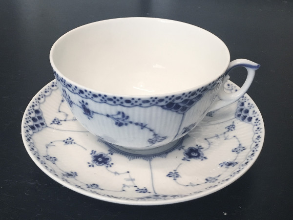 Halbspitze / Half Lace: Jumbo Teetasse mit Untertasse