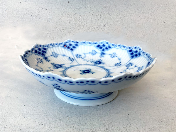 Halbspitze / Half Lace: Aufsatzschale mit flachem Fuß