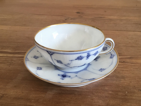 Musselmalet / Blue Fluted: Kleine Teetasse mit Goldrand, antik