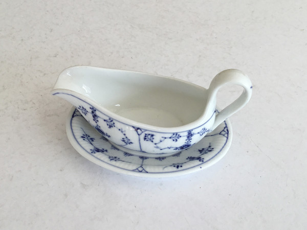Musselmalet / Blue Fluted: Sauciere, ovale Form mit Henkel und Untersatz