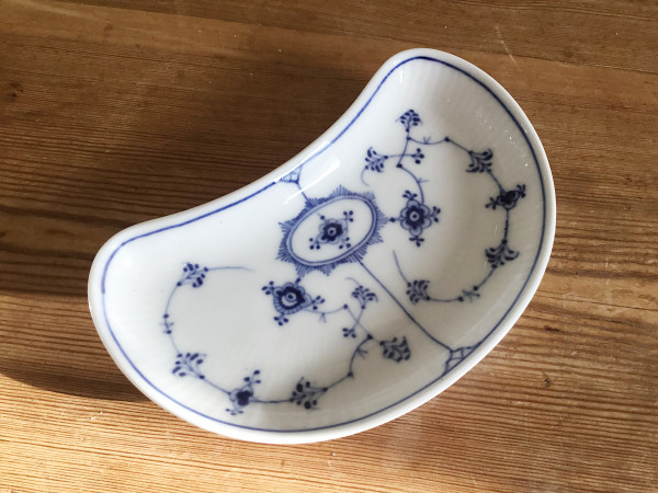 Musselmalet / Blue Fluted: Beilagenteller, Halbmondform