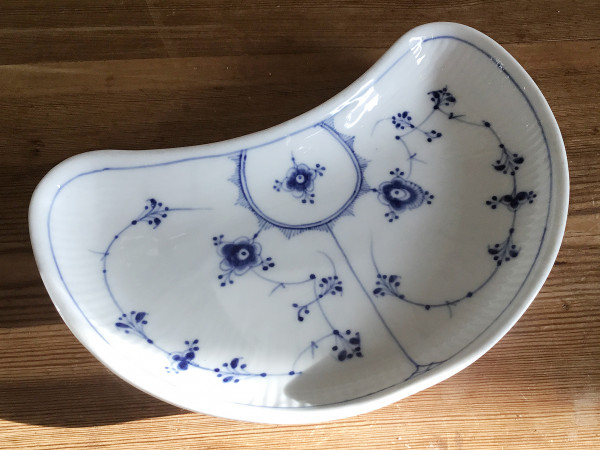 Musselmalet / Blue Fluted: Beilagenteller, Halbmondform, groß