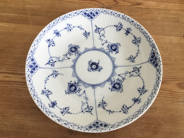 Halbspitze / Half Lace: Flacher Teller ohne Rand