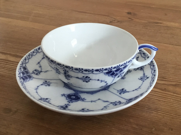 Halbspitze / Half Lace: Teetasse mit Untertasse