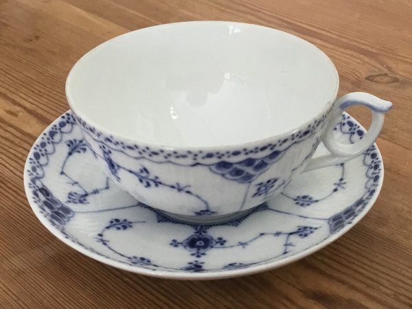 Halbspitze / Half Lace: Teetasse, groß, mit Untertasse