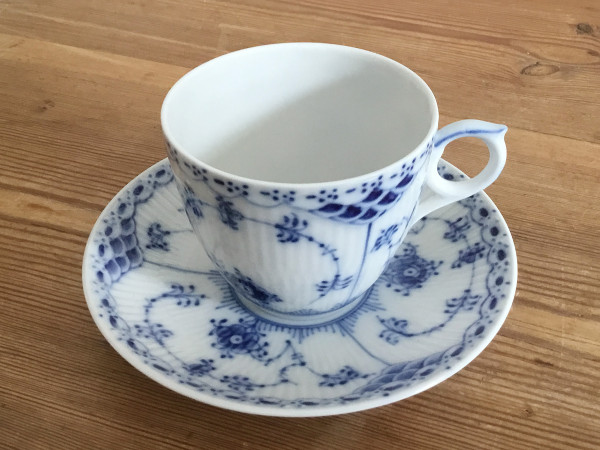 Halbspitze / Half Lace: Kaffeetasse mit Untertasse