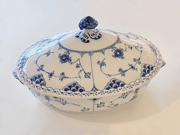 Halbspitze / Half Lace: Ragoutschüssel mit Deckel