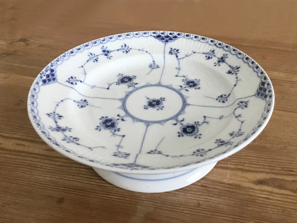 Halbspitze / Half Lace: Aufsatzschale mit flachem Fuß