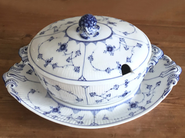 Musselmalet / Blue Fluted: Ovale Suppenterrine mit Untersatz